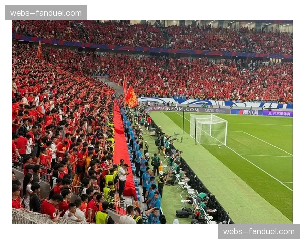 特写：安菲尔德球场新LED环屏展示客队球迷看台实时画面，增强隔空互动